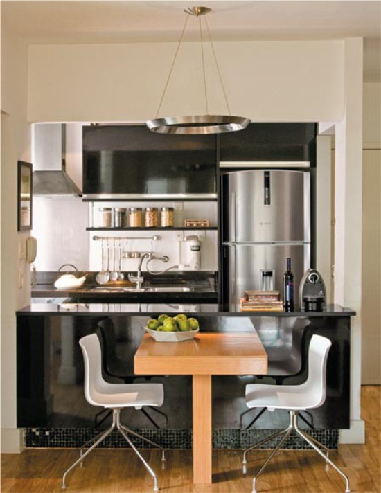 Трпезаријски сто у малој високотехнолошкој кухињи-дневној соби