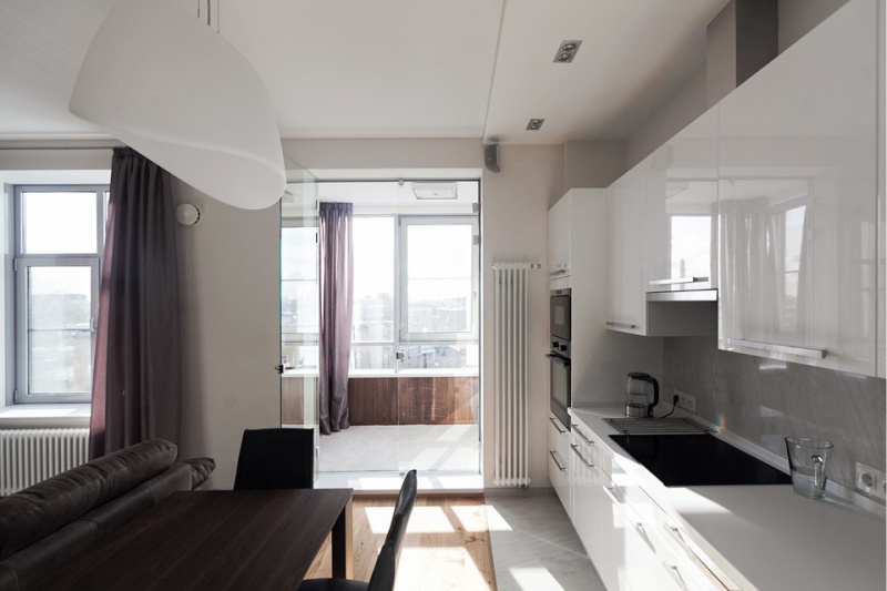 Užuolaidos virtuvės-svetainės kambaryje aukštųjų technologijų stiliaus