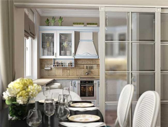 Mažos virtuvės su stumdomomis durimis dizaino projektas.