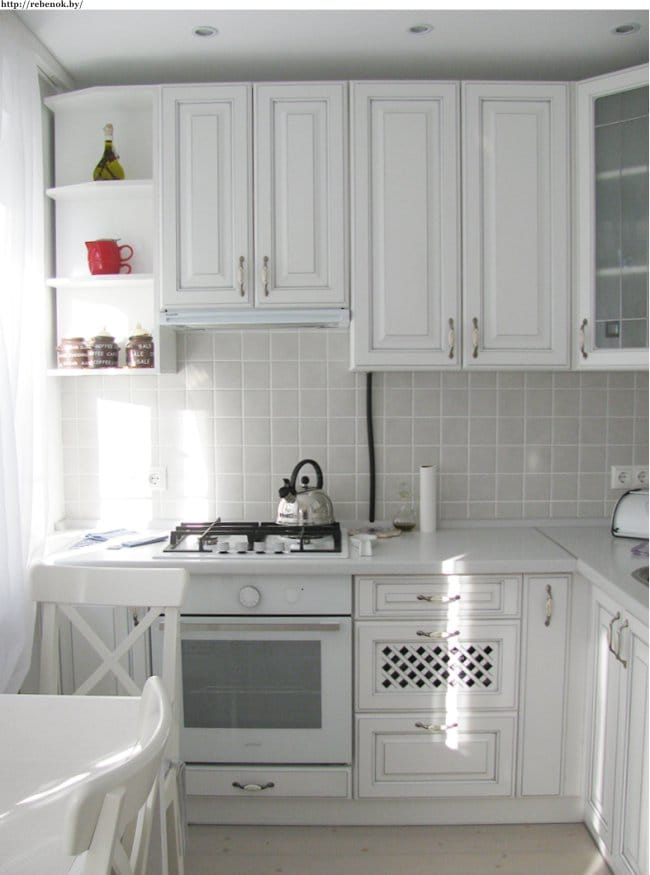 Virtuvė - 5,7 kvadratinių metrų su stumdomomis durimis - bendras vaizdas į virtuvę