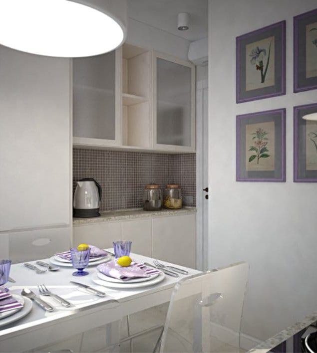 Maža virtuvė su violetiniais akcentais