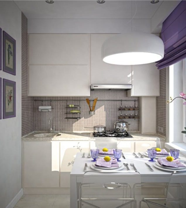 Maža virtuvė su violetiniais akcentais