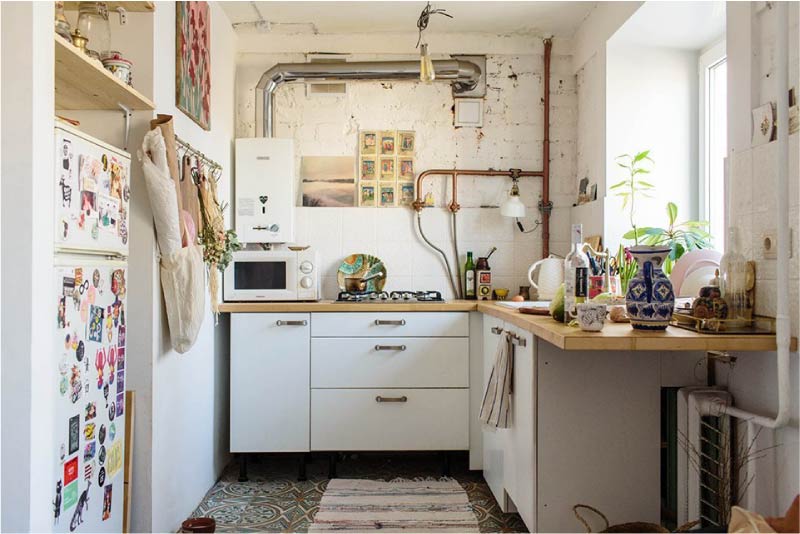 Кухињски ентеријер са радном површином уместо прозорске клупице