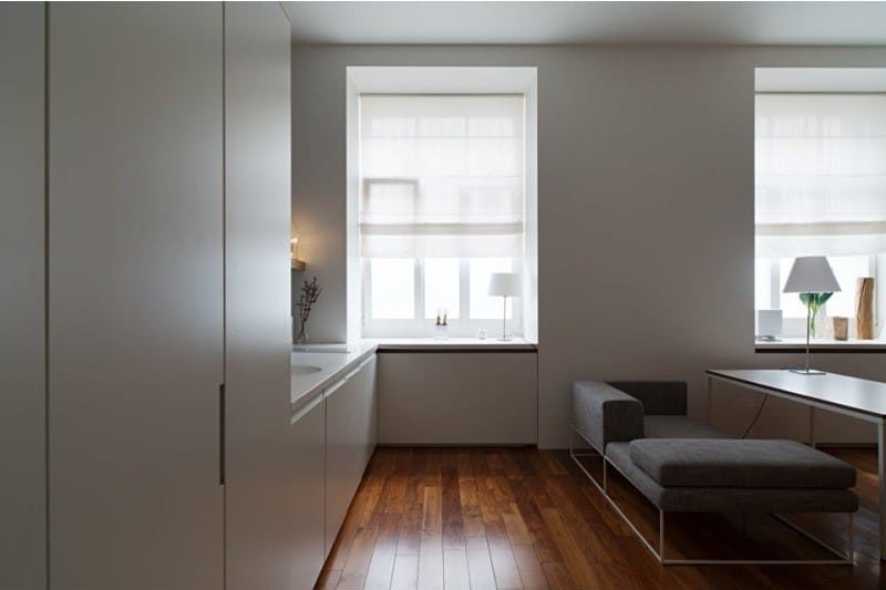 Podłoga we wnętrzu kuchni w stylu minimalizmu - deska parkietowa