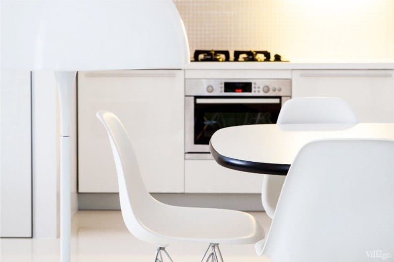 stół w minimalistycznej kuchni