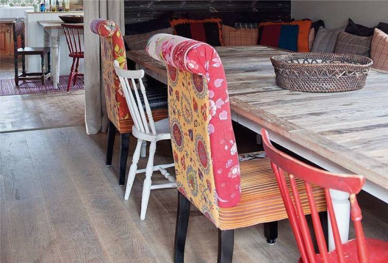 เก้าอี้ที่แตกต่างกันในห้องครัวสไตล์ชนบท