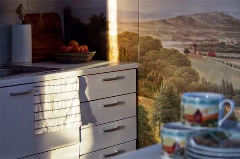Photowall popierius su kraštovaizdžiu virtuvės interjere