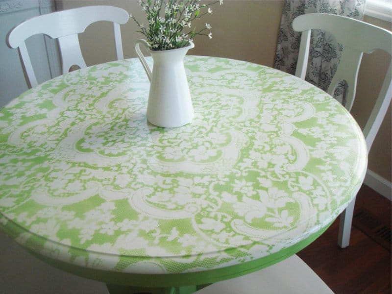 Kolorowanie stołu przez tiul