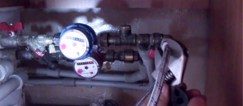Connecting the mixer in the kitchen to hot and cold water pipes