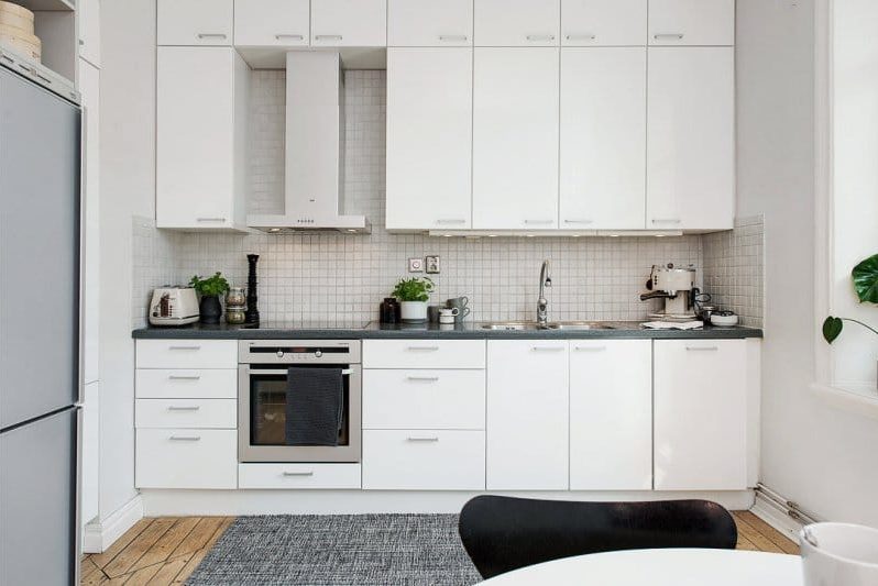 White-grey kitchen sa interior