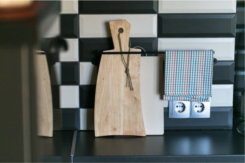 Black and white apron from tiles hog 7,5x30 cm