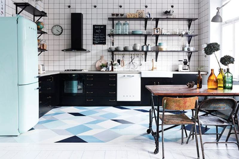 Плава и црна боја у унутрашњости кухиње