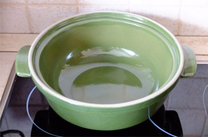 Pan of heat-resistant ceramics