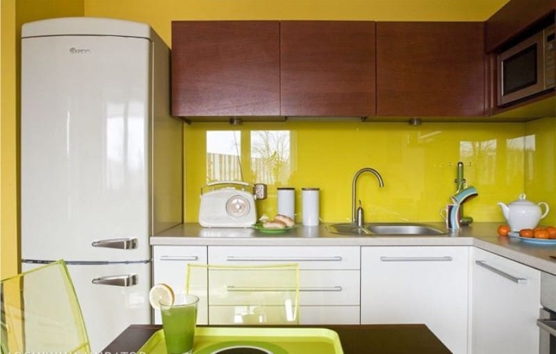 สีน้ำตาลและสีเหลืองในการตกแต่งภายในของห้องครัว