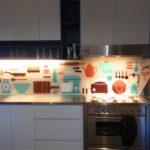 Plastikinės prijuostės pavyzdys virtuvės viduje