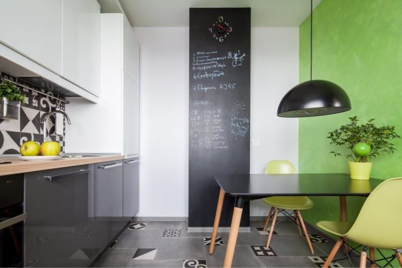 ผนังเน้นสีเขียวในห้องครัว