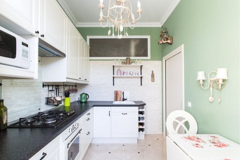 Žalia ir rožinė virtuvės interjeras