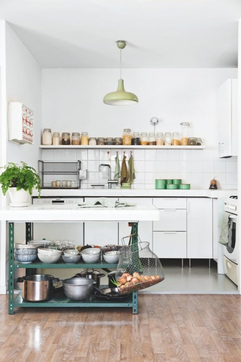 Žalia akcentai virtuvės viduje