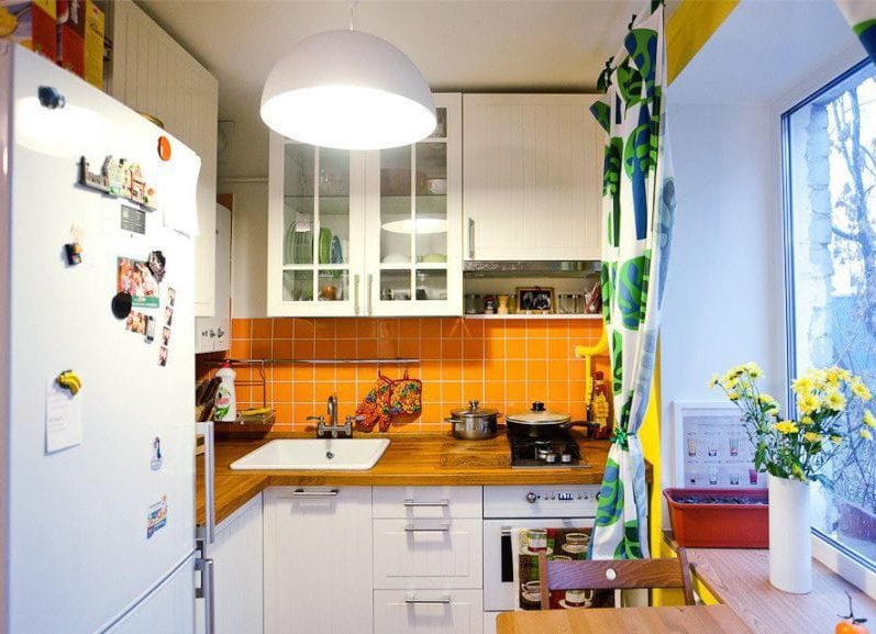 สีเหลืองและสีเขียวในการตกแต่งภายในของห้องครัว