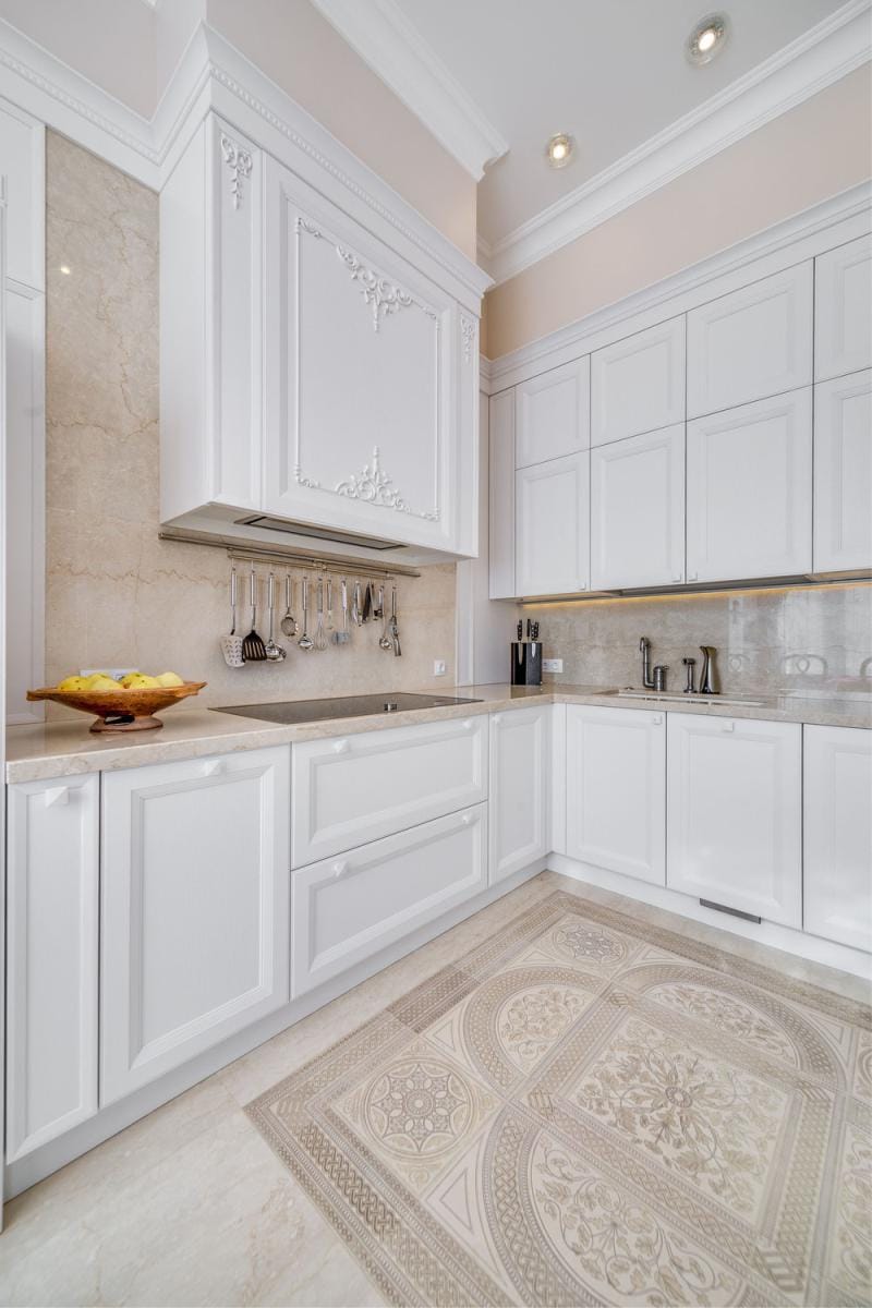 Baltos ir smėlio spalvos virtuvės viduje