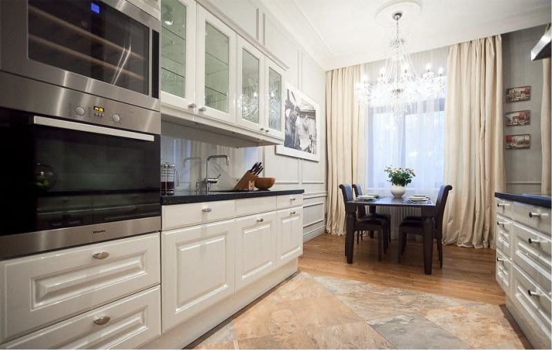 Baltas ir smėlio spalvos klasikinio stiliaus virtuvės viduje