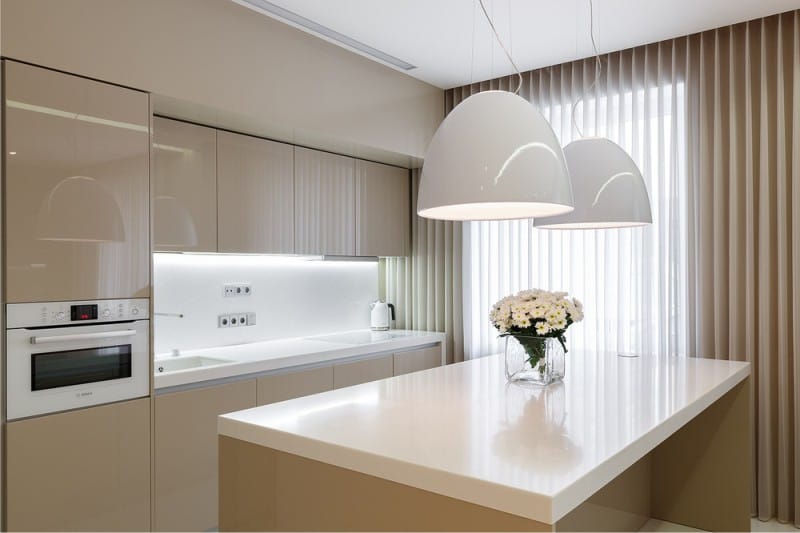 Baltas ir smėlio spalvos šiuolaikinio stiliaus virtuvės viduje.