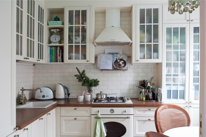 Beige virtuvė su rudais Provence stiliaus akcentais