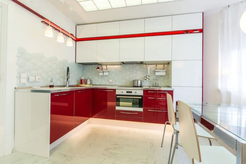 Vidaus raudona-balta virtuvė