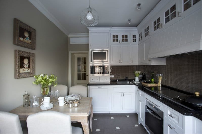 Maža balta ir smėlio virtuvė, klasikinio stiliaus