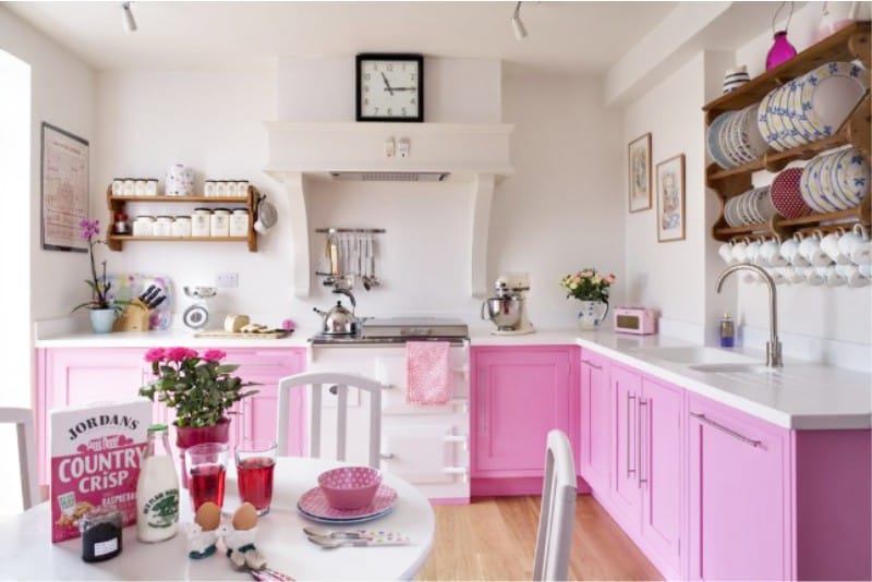 Baltos ir rožinės kaimo stiliaus virtuvės
