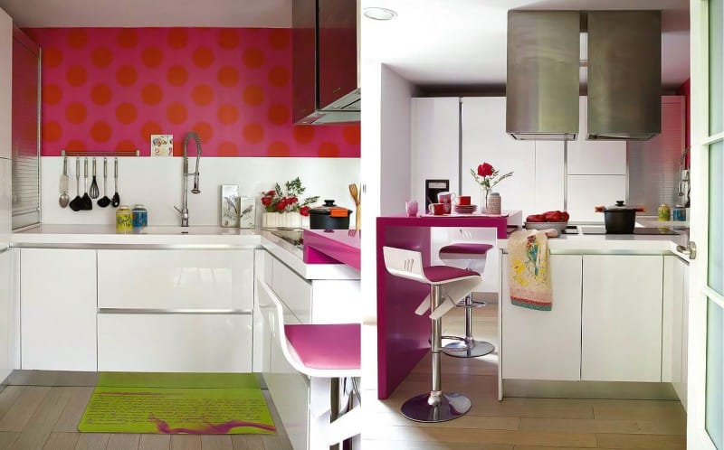 Rožiniai akcentai virtuvės viduje