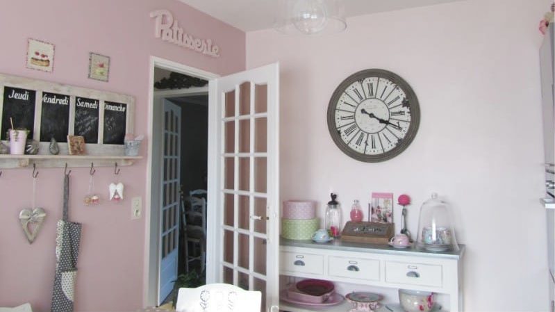 Pilka-rožinė virtuvė kavinės stiliaus
