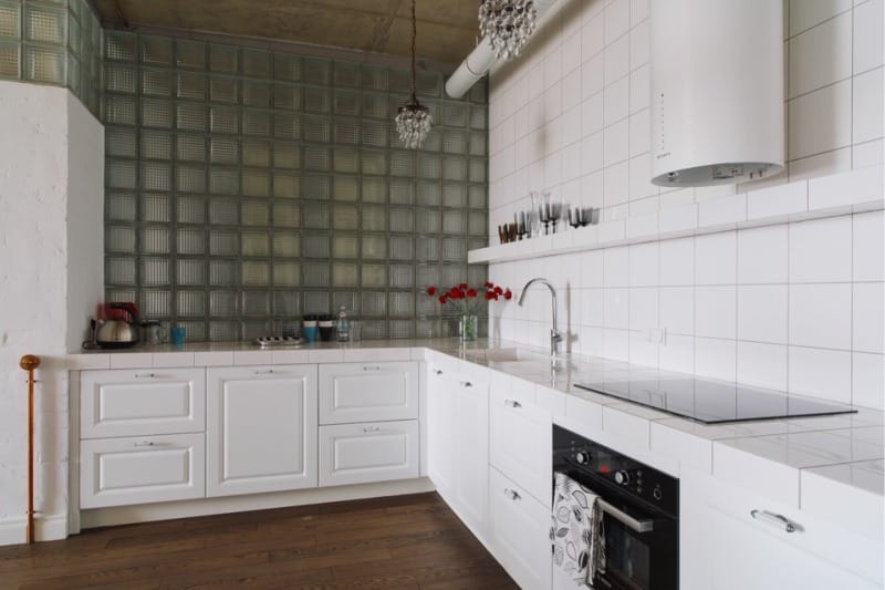 Стаклени блокови у кухињи