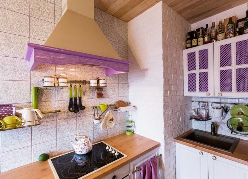 Provence style kitchen interior na may purple accent