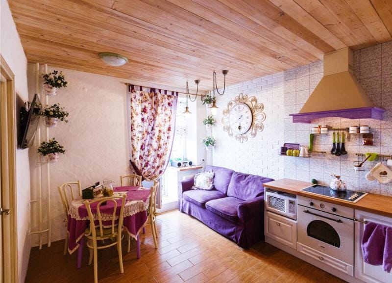 Provence style kitchen interior na may purple accent