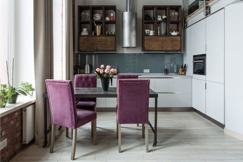 Loft-style kitchen na may purple upholstered chairs