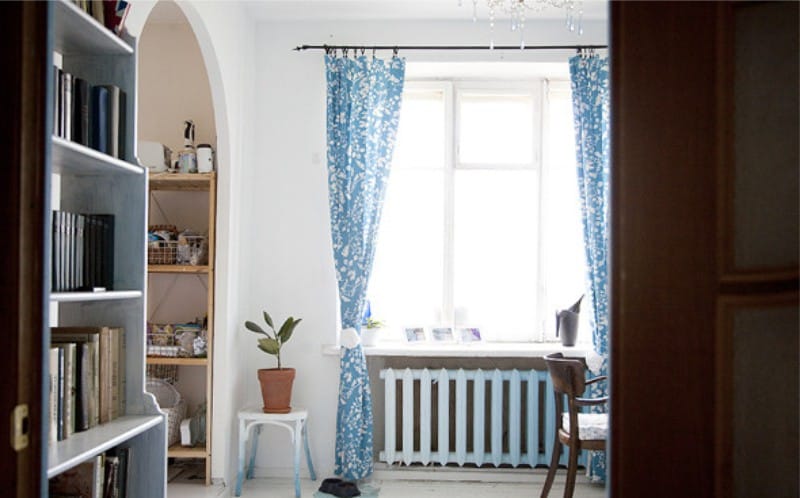 Románsky oblúk medzi kuchyňou a obývacou izbou