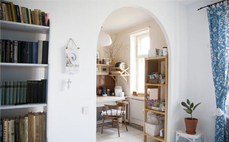 Románsky oblúk medzi kuchyňou a obývacou izbou