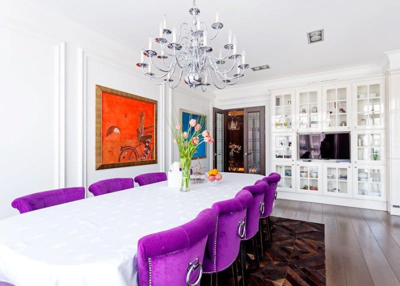 Ang kumbinasyon ng orange at purple sa loob ng dining room
