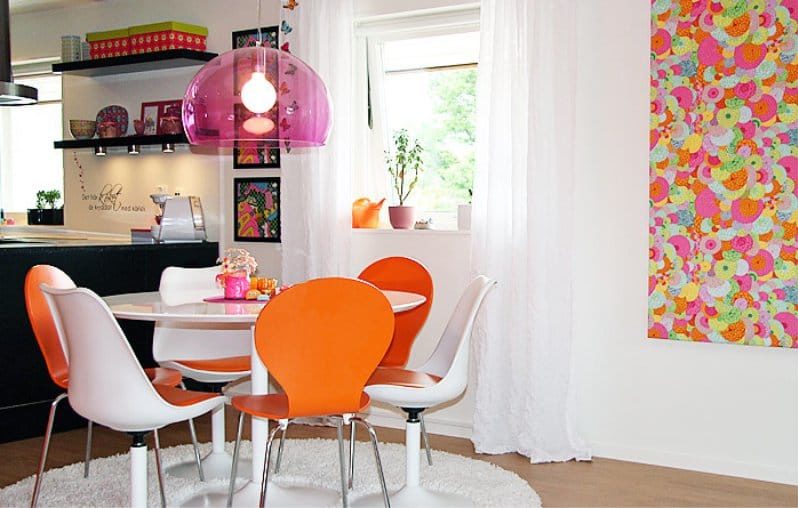 การรวมกันของสีชมพูและสีส้มในการตกแต่งภายในของห้องครัว