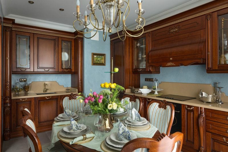 Klasikinė stiliaus virtuvė su patina ir auksu