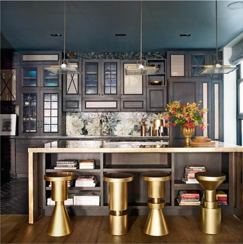 Златне столице у кухињи