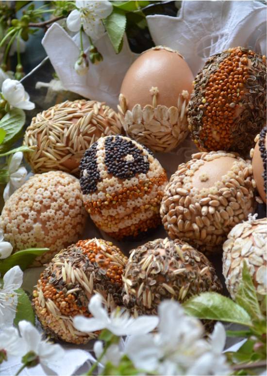 Velykų kiaušiniai dekoruoti su grūdais, grūdais ir sėklomis