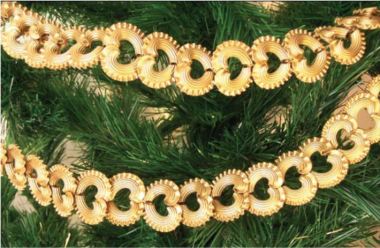 Garland of pasta on the Christmas tree