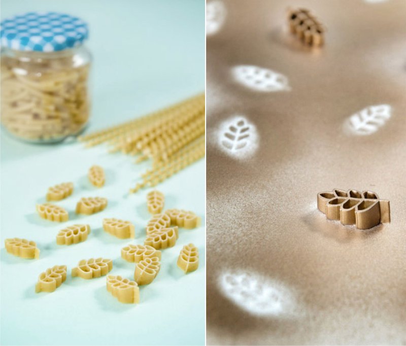Coloring pasta-spikelets in gold color