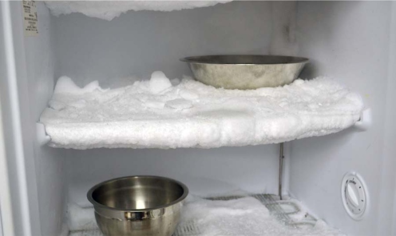 Убрзано одмрзавање хладњака са паром из кипуће воде у посудама