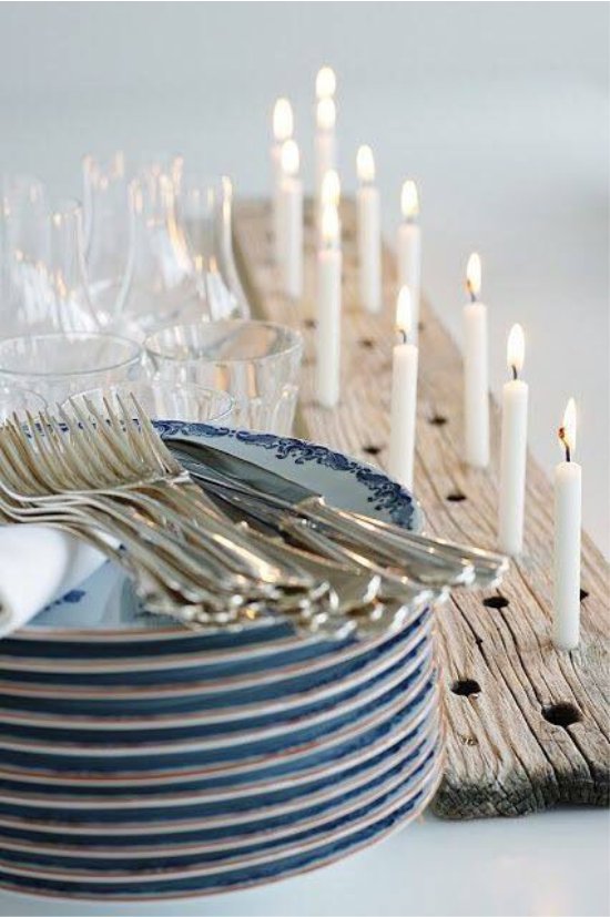Medinis žvakidė ant stalo
