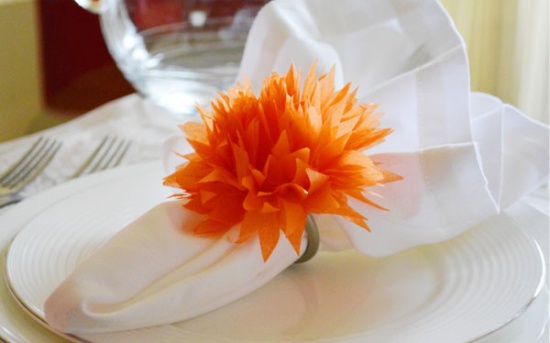 แหวนผ้าเช็ดปากกับดอกไม้กระดาษทิชชู