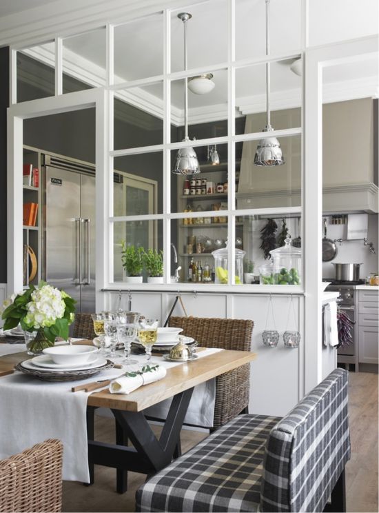 Glass partition in the interior of the kitchen-dining room