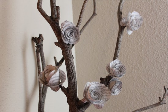 Ornamentas iš šakos ir popieriaus rožių
